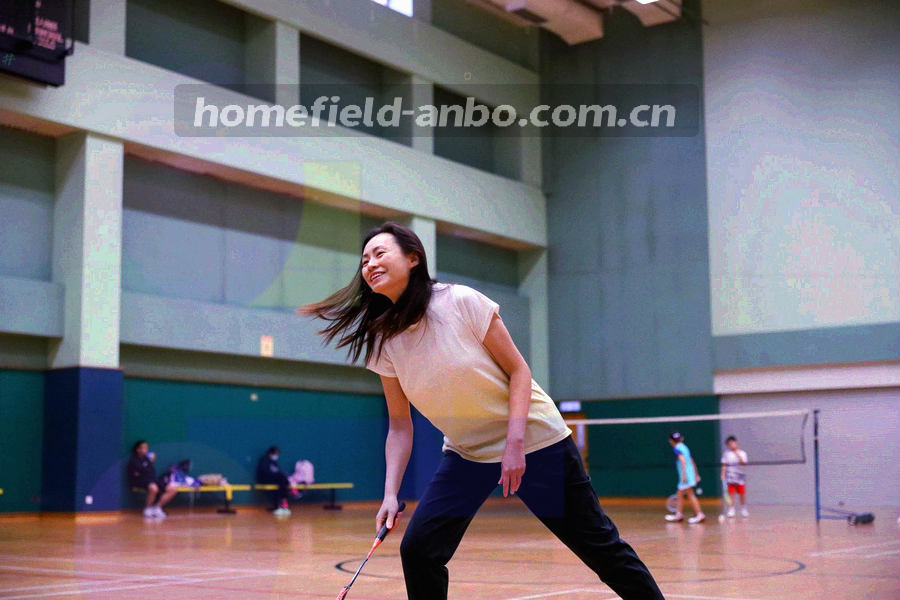 小屏设备轮廓与界面线框叠放的抽象图形，表现移动端版本更新主题